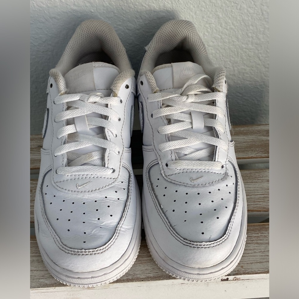 Nike Air Force One Youth Size 2.5Y Triple White Leather Shoes - Picture 5 of 12